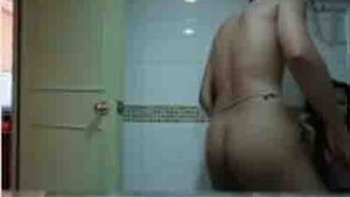 Bokep Ajak Pacar Ngewe di Kamar Mandi