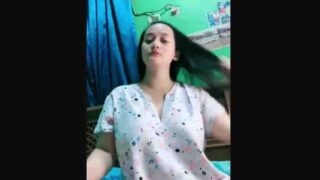 Bokep Mbak Tia LiveShow Pake Daster Bugil